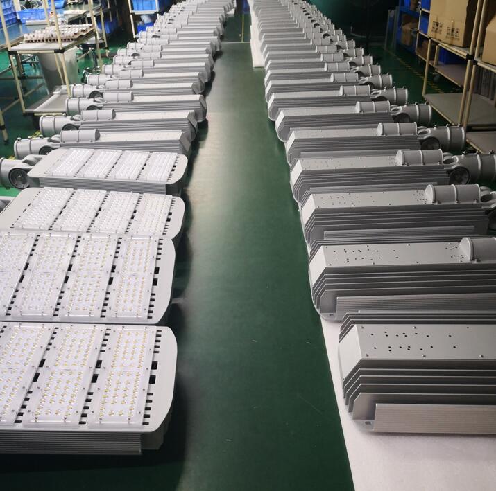 Un autre lot de lampadaires à LED a été expédié aujourd'hui.