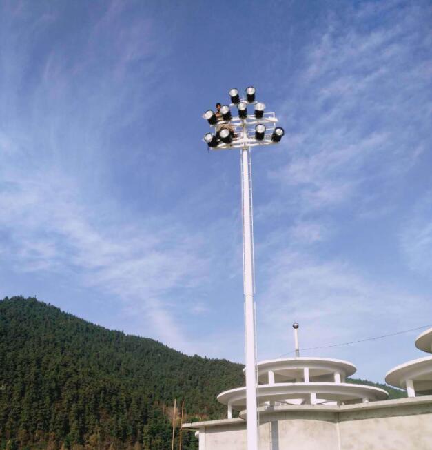Quelles sont les hauteurs des lumières hautes et combien de watts de lumières LED sont utilisées pour les faire respectivement?